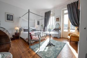 萨利耶德贝阿尔恩霍特比斯别墅的一间卧室配有一张天蓬床和一张桌子