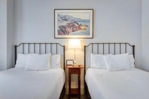 旧金山格罗夫宾馆的卧室内两张并排的床