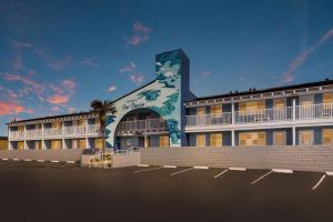 圣西米恩Pacific Coast Roadhouse Hotel的一座建筑,上面画着恐龙