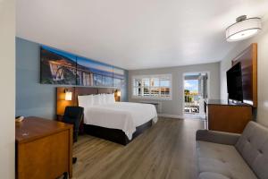 圣西米恩Pacific Coast Roadhouse Hotel的酒店客房,配有床和沙发