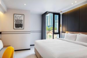 曼谷贝斯特韦斯特拉查达酒店的酒店客房设有床和窗户。