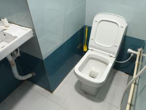 古瓦哈提GOVARDHAN HOME STAY ( Munna )的一间带卫生间和水槽的浴室
