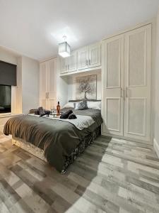 Llwyn-y-pia3 bed home in Tonypandy with Balcony View Room的一间卧室,卧室内配有一张大床