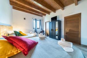阿夸维瓦德莱丰蒂Agriturismo Tenuta del Grillaio的一间卧室配有两张带红色和黄色枕头的床