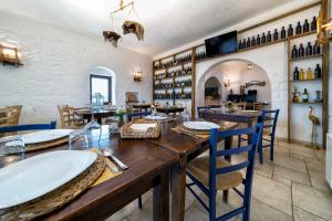 阿夸维瓦德莱丰蒂Agriturismo Tenuta del Grillaio的用餐室配有大型木桌和椅子