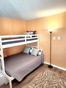大洋城Spacious 2 Bedroom and 2 Baths的一间卧室配有两张双层床和一盏灯。