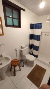 安格拉杜斯雷斯Casa da Baía的浴室配有卫生间、盥洗盆和淋浴。