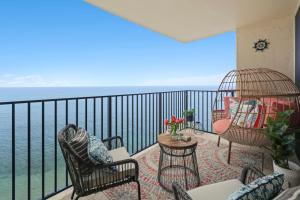 卡哈纳Sapphire Oasis- Heavenly Ocean View and Resort的阳台配有椅子,享有海景。
