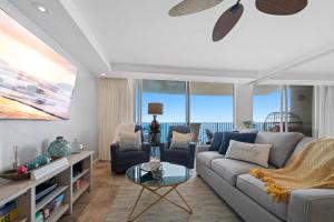 卡哈纳Sapphire Oasis- Heavenly Ocean View and Resort的客厅配有沙发和桌子