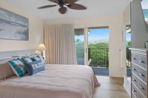 卡哈纳Sapphire Oasis- Heavenly Ocean View and Resort的一间卧室配有一张带吊扇的床和一个阳台
