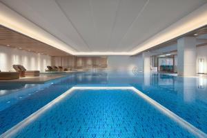 无锡无锡鲁能万豪酒店的蓝色的酒店的大型游泳池