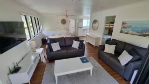 努萨维尔努萨湖泊度假酒店的客厅配有沙发和桌子
