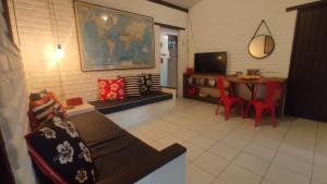 安格拉杜斯雷斯Casa da Baía的客厅配有沙发和桌子