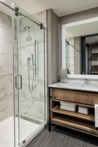 达拉斯Marriott Dallas Uptown的带淋浴和盥洗盆的浴室