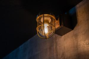 HukueSERENDIP HOTEL GOTO的天花板上的一盏灯