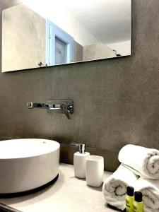 佩里萨Anna Maria Rooms Santorini的一间带水槽和镜子的浴室