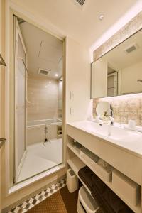 大阪Hotel TORACO konohana的一间带水槽、淋浴和镜子的浴室