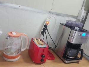 光州Joa Guesthouse的一个带咖啡壶和搅拌机的柜台