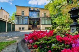 德累斯顿Ferienwohnung Villa Haniel Oskar的前面有鲜花的大房子