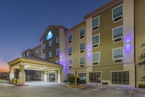 圣安东尼奥Days Inn & Suites by Wyndham San Antonio near Frost Bank Center的停车场酒店 ⁇ 染