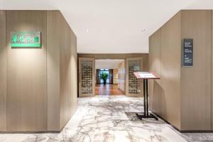 上海上海扬子江丽笙精选酒店的走廊上设有大理石地板和墙壁的建筑
