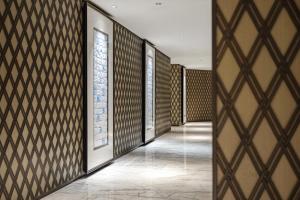 上海上海扬子江丽笙精选酒店的走廊设有门窗,铺有瓷砖地板