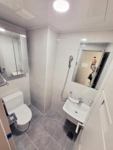 首尔J.Hill House的一间带卫生间、水槽和镜子的浴室