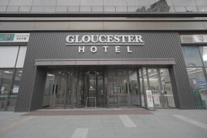 清州市Gloucester Hotel Cheongju的进入酒店的玻璃门