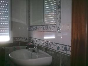 科巴罗港口之家酒店的一间带水槽和镜子的浴室