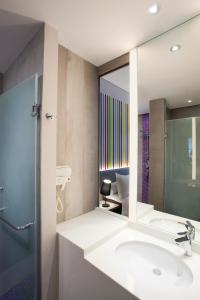 雅加达Ibis Styles Jakarta Mangga Dua Square的一间带水槽和镜子的浴室