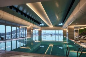 上海上海虹桥绿地铂瑞酒店的景观建筑中的游泳池