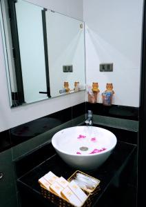 宁平TamCoc Golden Shine Homestay的浴室设有黑色柜台上的白色水槽