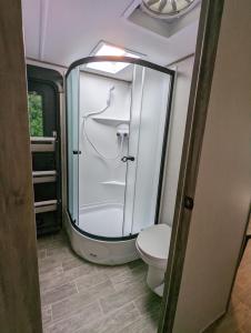 拉特兰H&K Acres的一间带卫生间和玻璃淋浴间的浴室