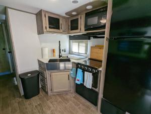 拉特兰H&K Acres的一间带水槽和冰箱的小厨房