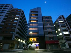 东京COCOSHUKU Asakusa Kuramae的夜城两座高楼