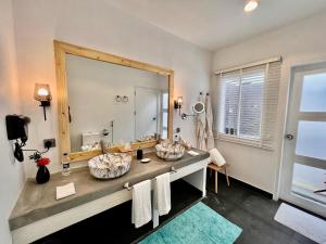 迪古拉Seaside Dhigurah的一间带两个盥洗盆和大镜子的浴室