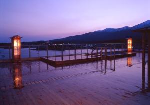 佐渡市湖畔之宿吉田屋酒店的夜间水中灯的码头