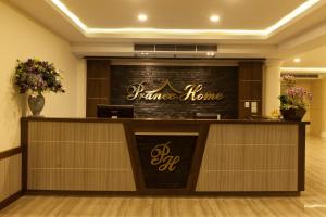 Ban KhaekPranee Home Phang-nga的标有酒店名称的酒店接待处