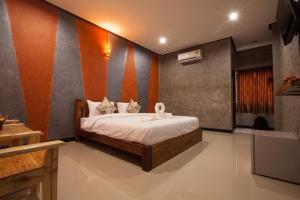 帕夭โรงแรมบ้านมะกรูด Baan Ma Grood Hotel的卧室配有一张床