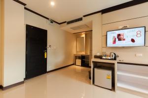 Ban KhaekPranee Home Phang-nga的一间设有黑色门和平面电视的客房