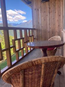 佩林Phamlhakhang Ecohomestay的美景阳台配有桌椅