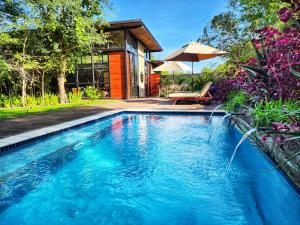 利文斯顿Mukwa River Lodge的一座房子前面的蓝色海水游泳池