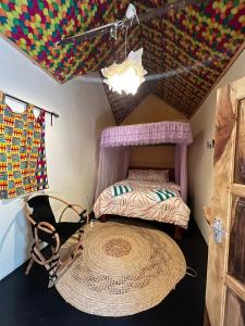 阿鲁沙Green Garden Guest House的一间卧室配有一张床和一张大地毯