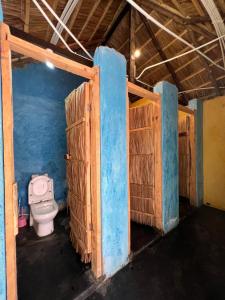 阿鲁沙Green Garden Guest House的蓝色墙壁的客房内设有带卫生间的浴室