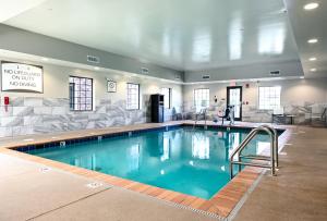 拉法叶Staybridge Suites - Lafayette, an IHG Hotel的在酒店房间的一个大型游泳池