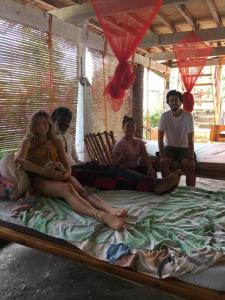 BatuanBohol Hammock Hostel的一群人坐在床上