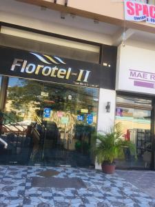 桑托斯将军城FLOROTEL II的商店前方的商店,上面有标志