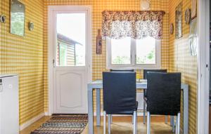 GothemPet Friendly Home In Slite With Kitchen的用餐室配有桌椅和窗户