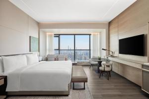 长沙长沙建鸿达JW万豪酒店的酒店客房设有一张大床和一台电视机。