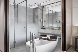 长沙长沙建鸿达JW万豪酒店的带浴缸和盥洗盆的浴室